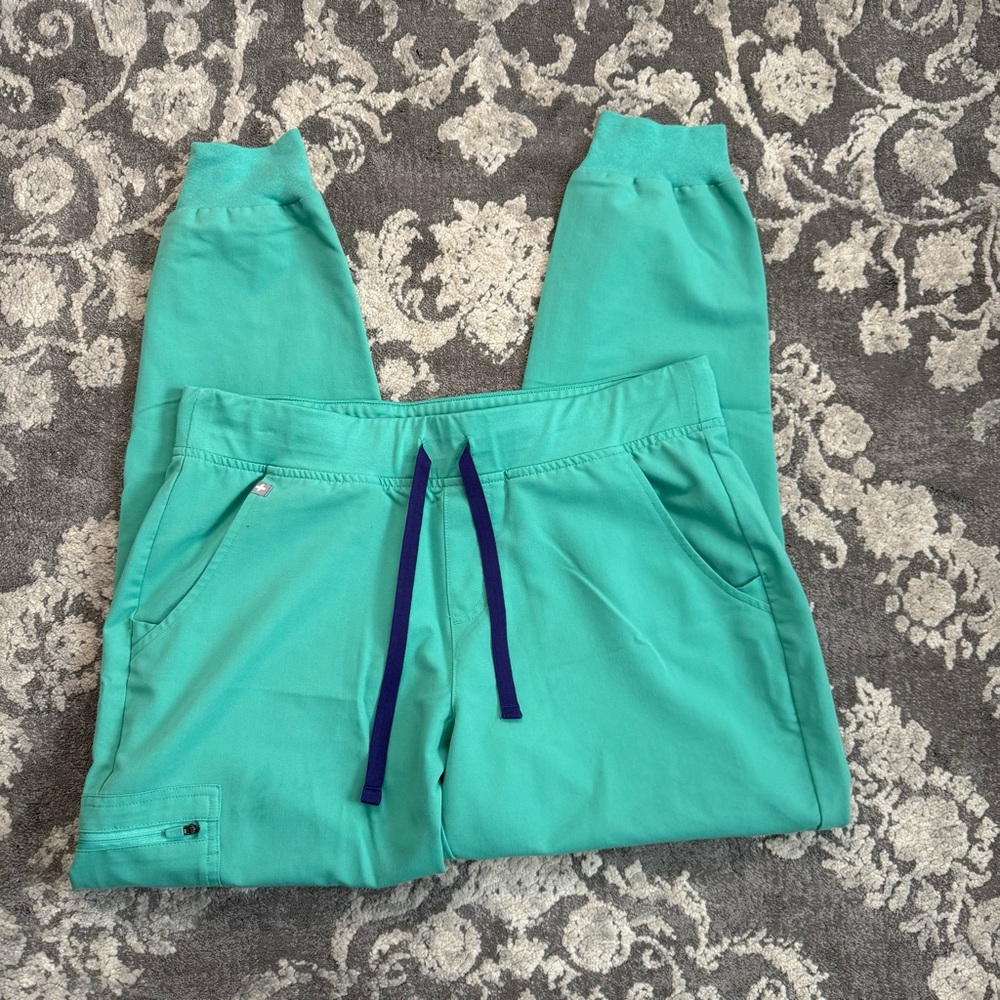 FIGS Surgical Green Scrub Set - Picture 6 of 10